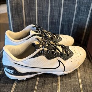 Nike men’s White and Black Baseball Cleats